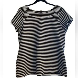 Banana Republic boatneck women’s top in size Large. Zipper neck. Black white